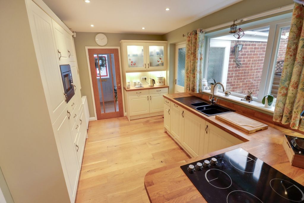 Property photo 2 of 19 Kitchen