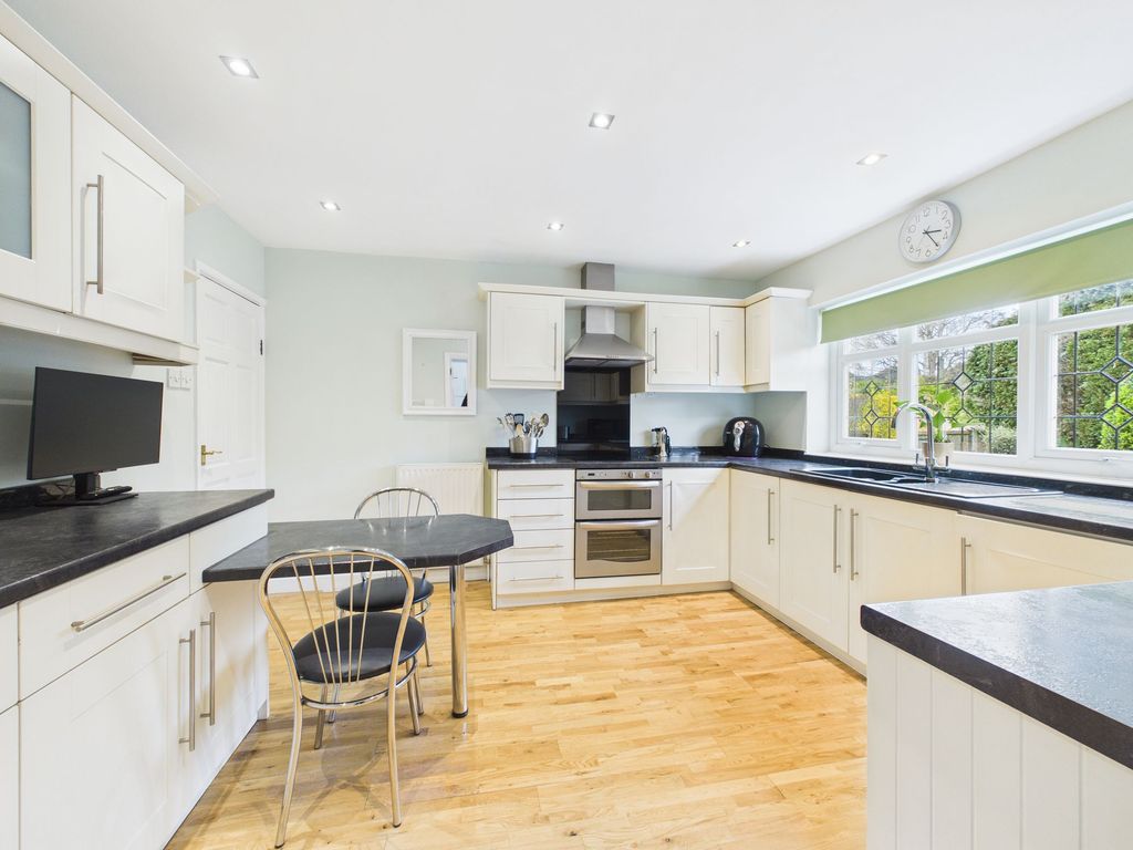 Property photo 3 of 25 Breakfast Kitchen