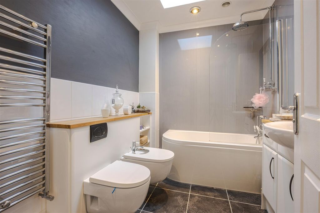 Property photo 3 of 24 Bathroom