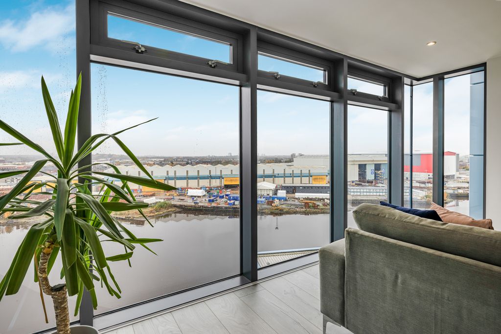 Property photo 3 of 27 17-Print-1 Meadowside Quay Square Flat 12.2_4