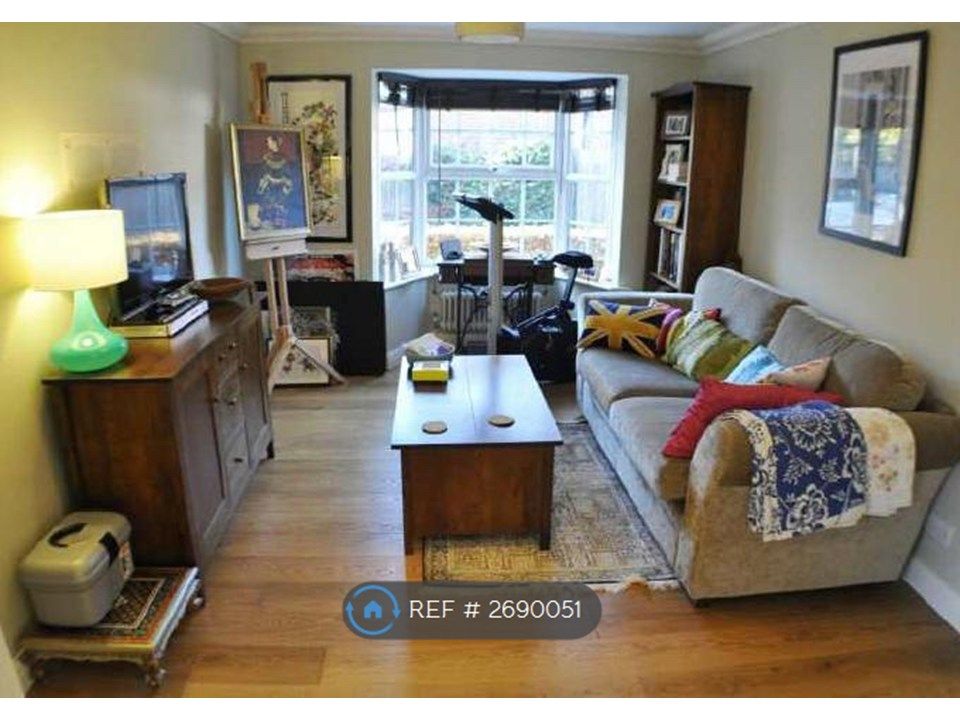 Property photo 3 of 11 Lounge