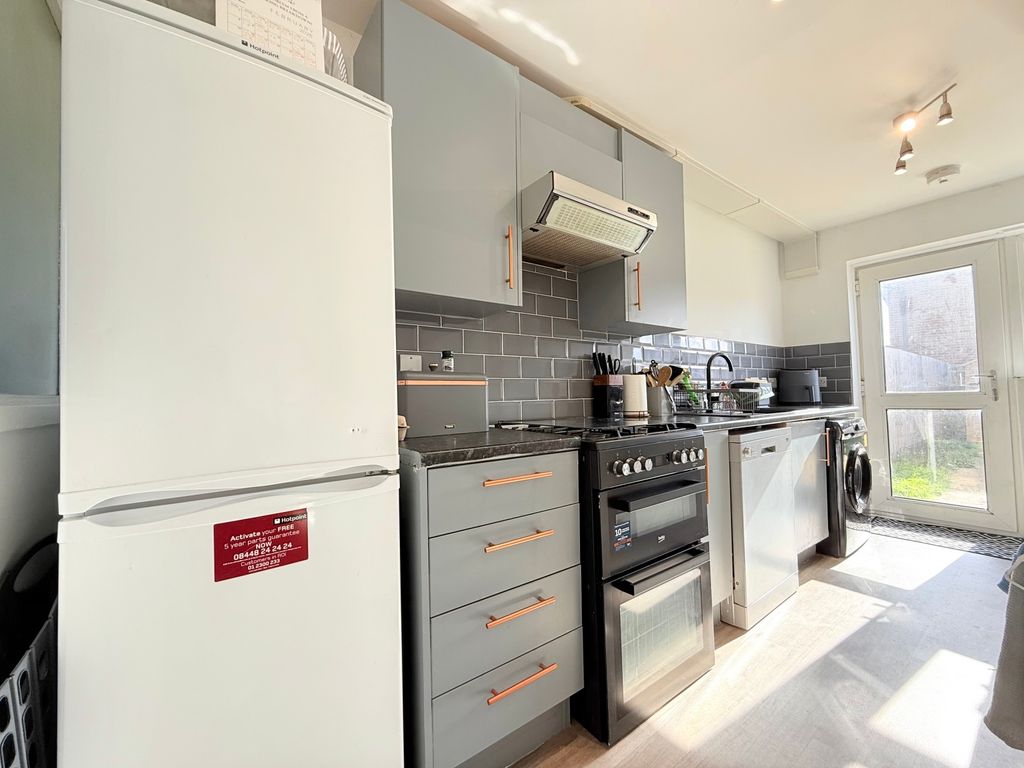 Property photo 3 of 11 Kitchen