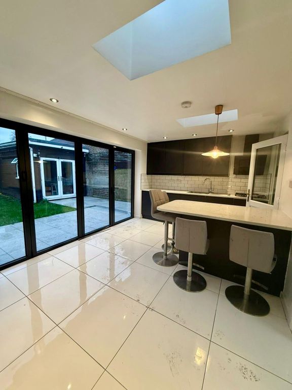 Property photo 1 of 11 4 Bedroom End Terrace House In Waltham Cross