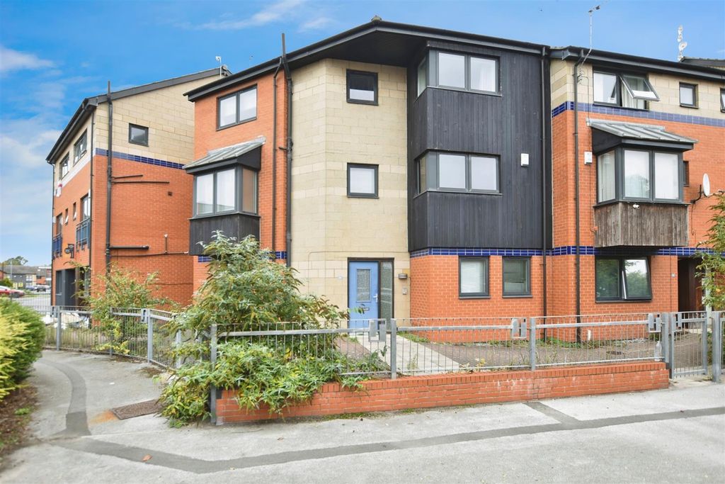 Property photo 1 of 15 Externally