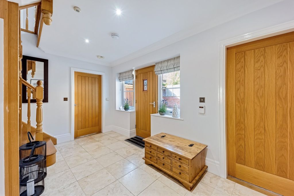Property photo 3 of 22 Entrance Hall