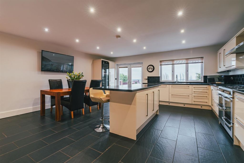 Property photo 2 of 24 Dining Kitchen