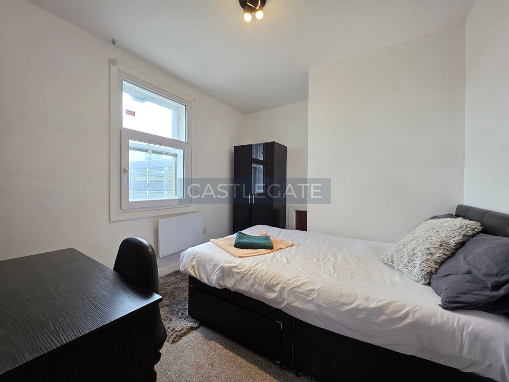 Property photo 3 of 14 Apartment 5, 3A New Street, Huddersfield, HD1 2Ax (9)