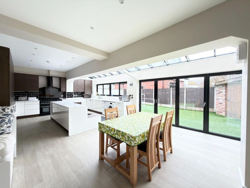 Property photo 2 of 34