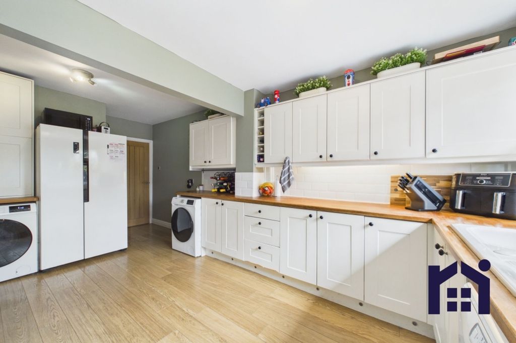 Property photo 3 of 25 Kitchen