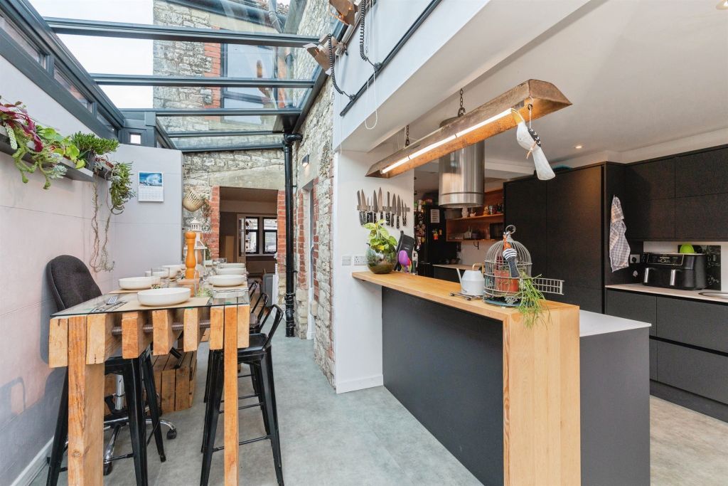 Property photo 2 of 21