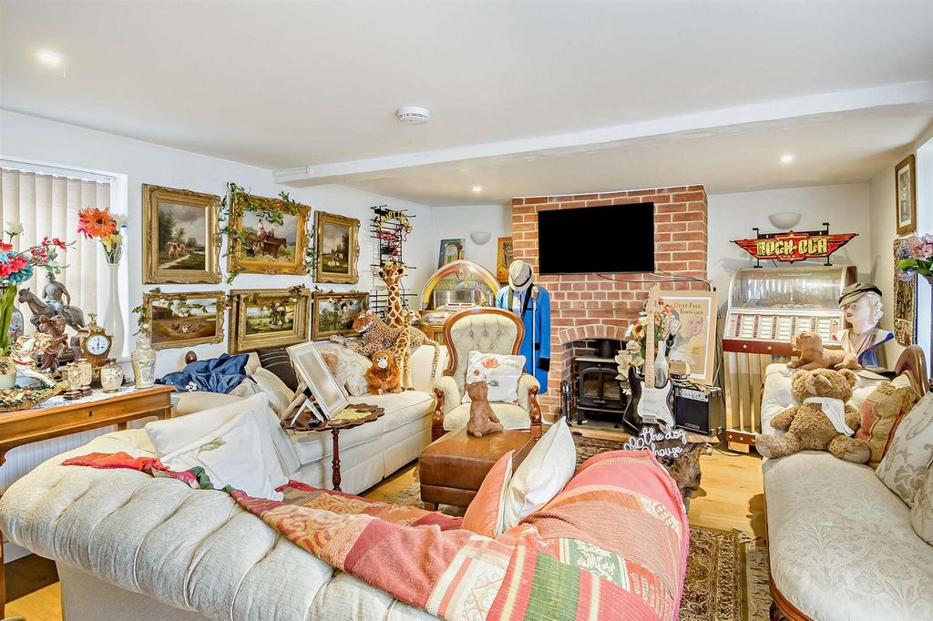 Property photo 2 of 6 8691439-Interior20-800.Jpg
