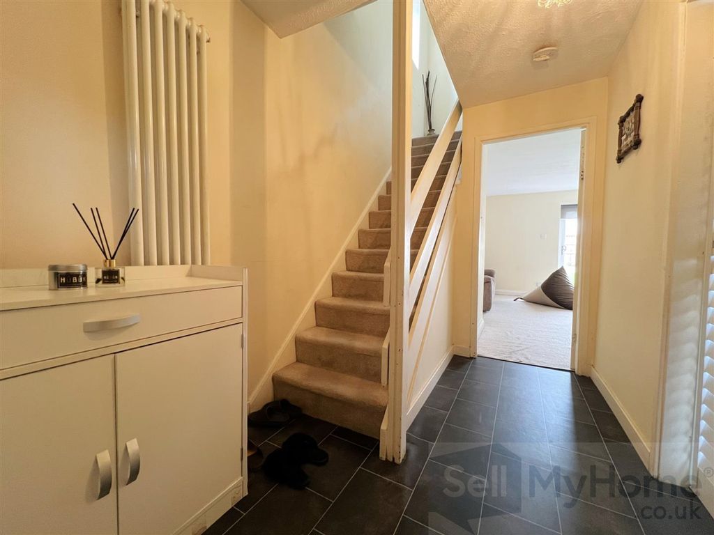 Property photo 2 of 16 Entrance Hall