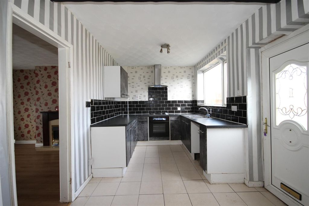 Property photo 3 of 12 Kitchen Diner