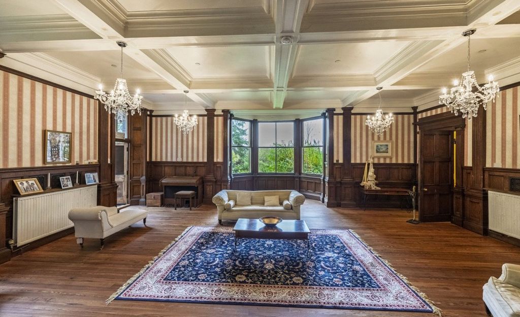 Property photo 3 of 11 Sitting Room