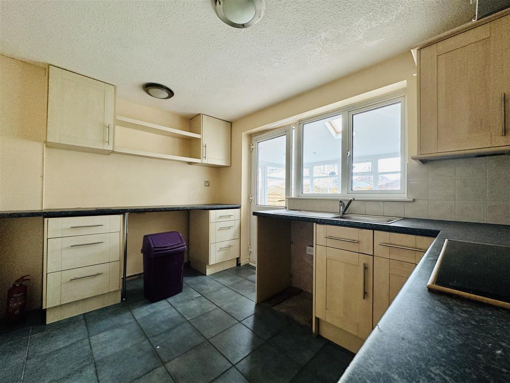 Property photo 3 of 22 Kitchen