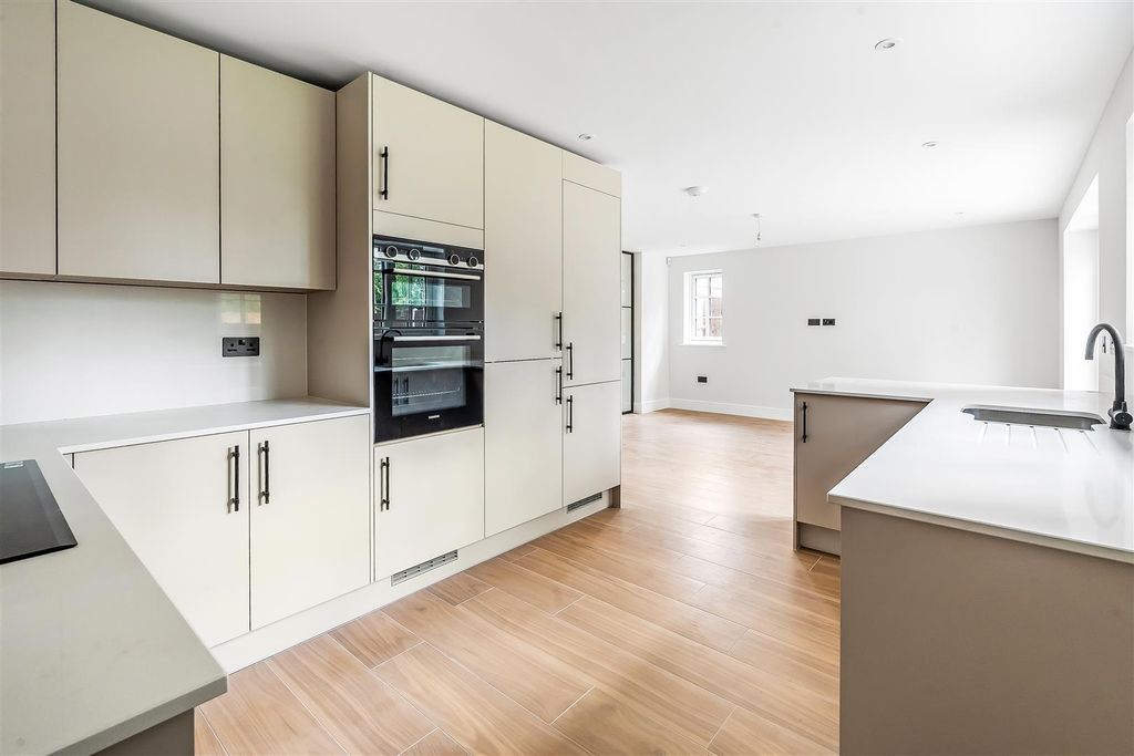 Property photo 3 of 13 8-Stovell-Place-13.Jpg