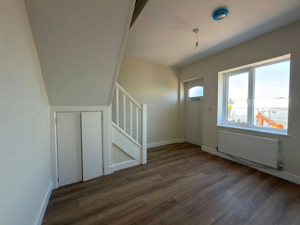 Property photo 3 of 14 Entrance Hallway