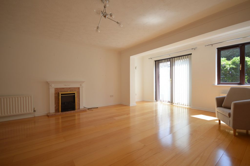 Property photo 3 of 12 Lounge