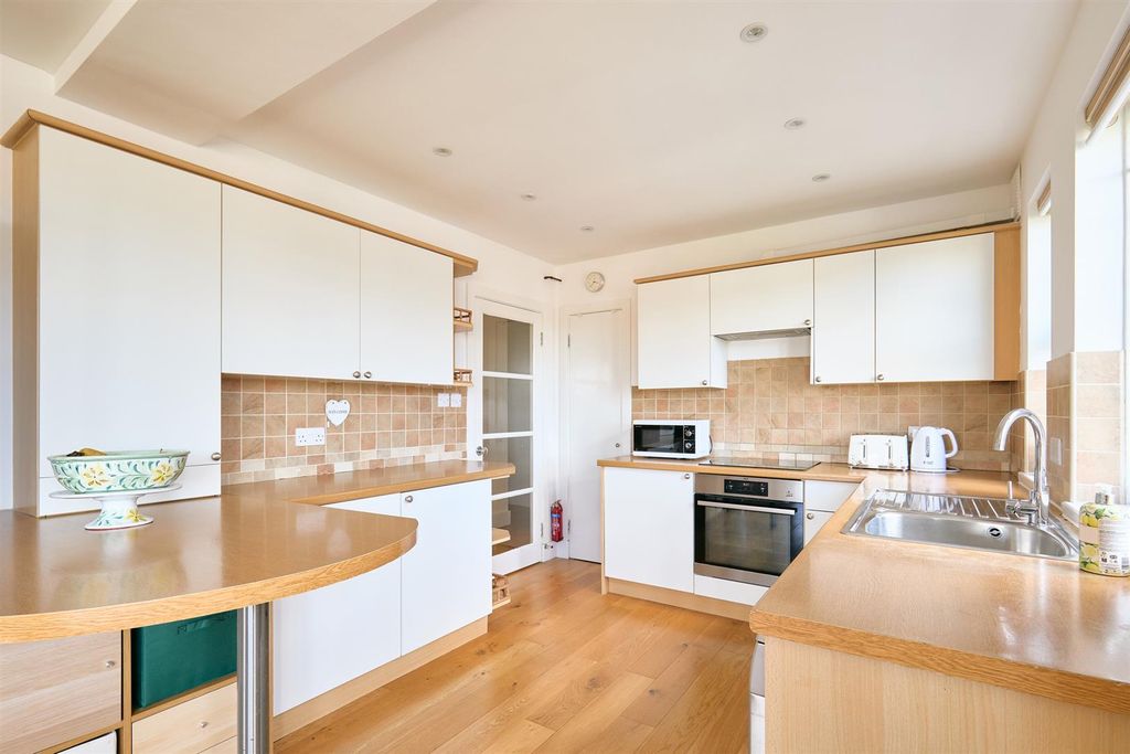 Property photo 2 of 30