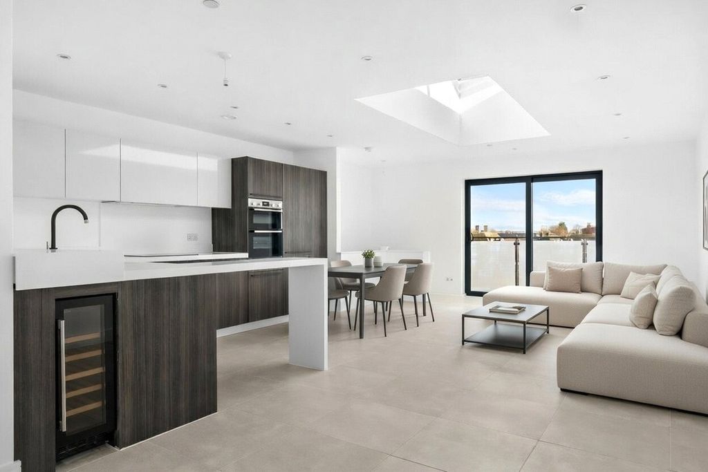 Property photo 2 of 14 Picture No. 12