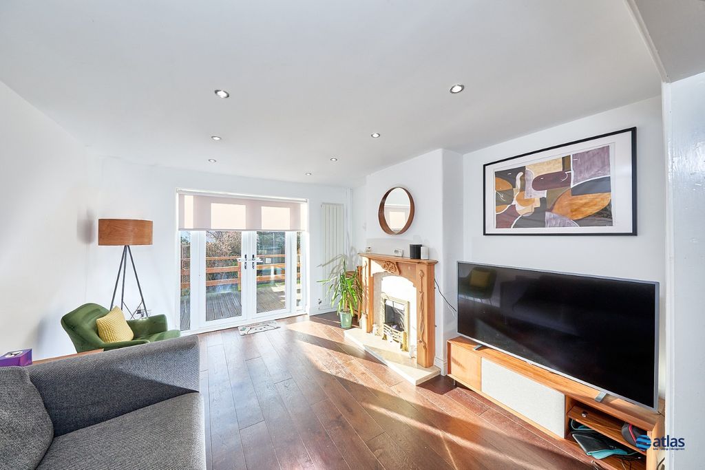 Property photo 2 of 17 Lounge