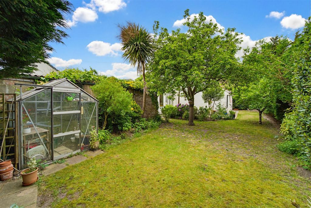 Property photo 3 of 22 28 Hounslow Road Garden.Jpg