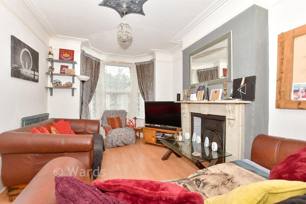 Property photo 1 of 11 Lounge