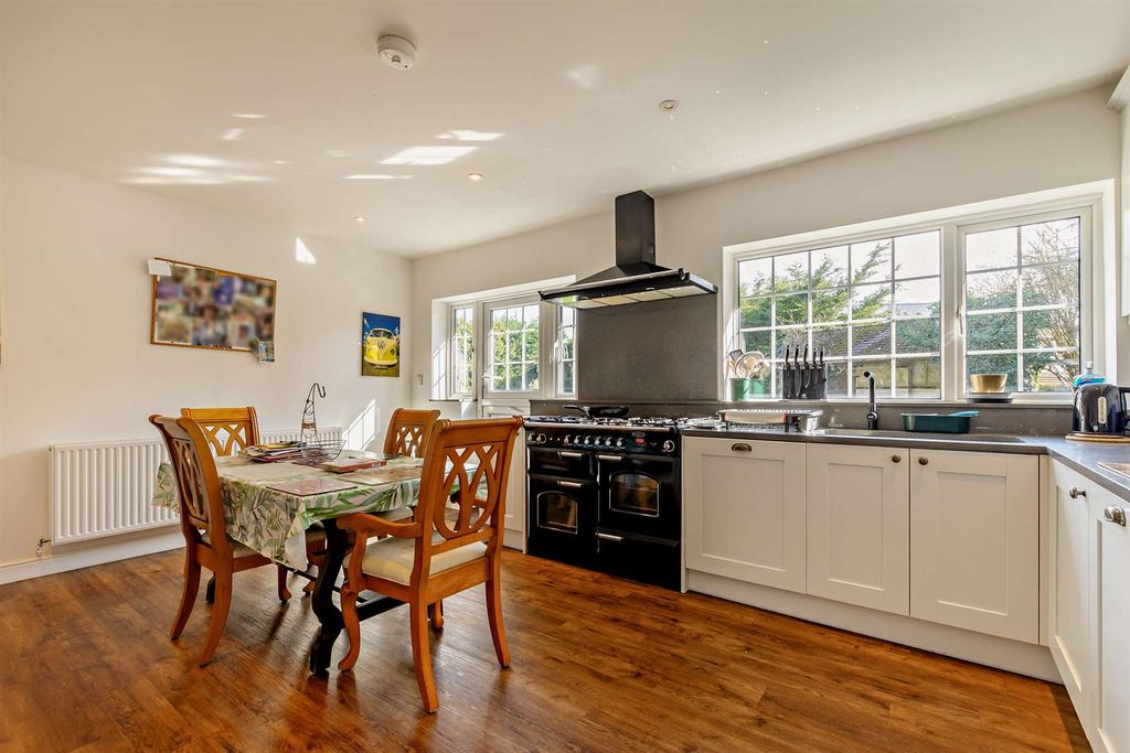 Property photo 3 of 29 8680383-Interior10-800.Jpg