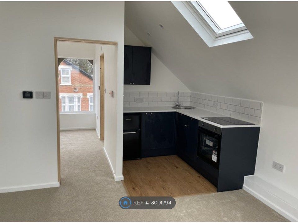 Property photo 3 of 7 Kitchenett