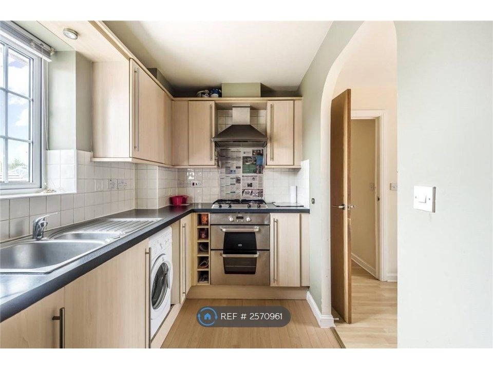 Property photo 3 of 11 Kitchen