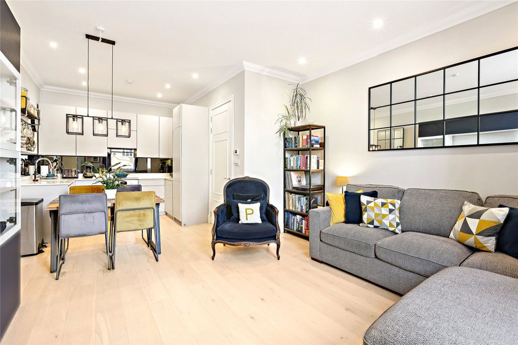 Property photo 2 of 14 Kitchen/Reception