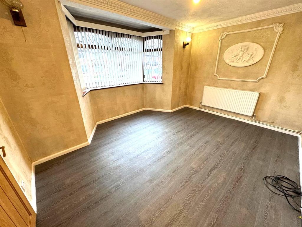 Property photo 3 of 22 Sitting Room Pic 2