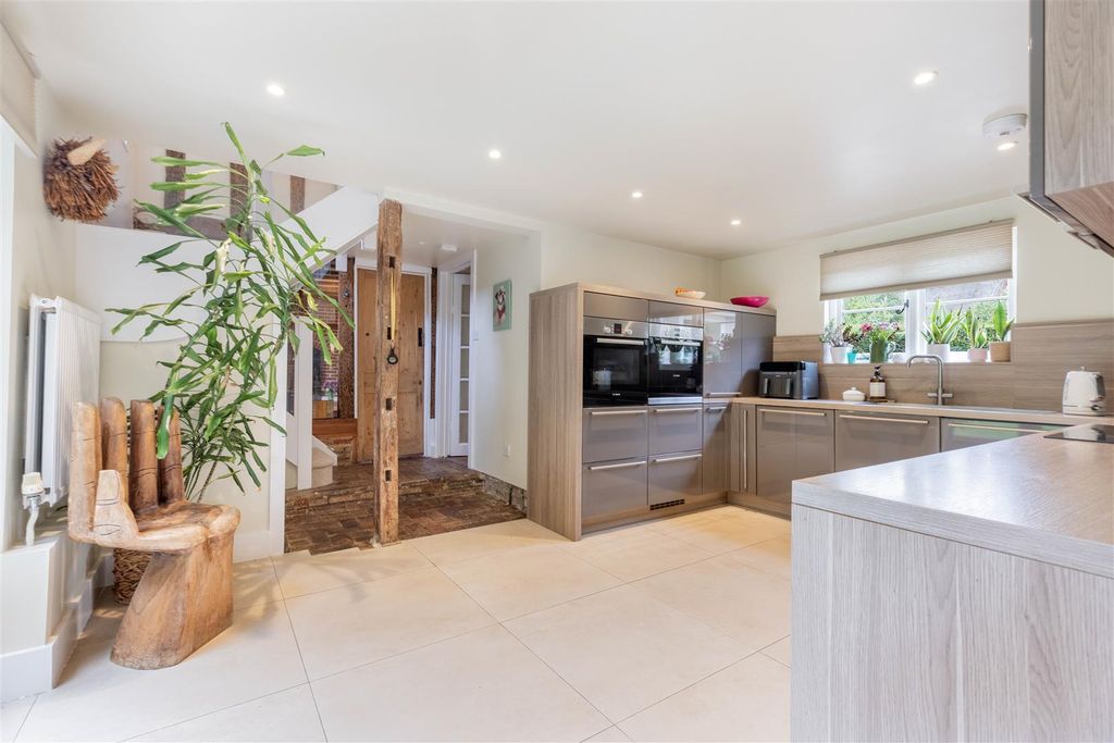 Property photo 2 of 27 825A1296-Hdr.Jpg