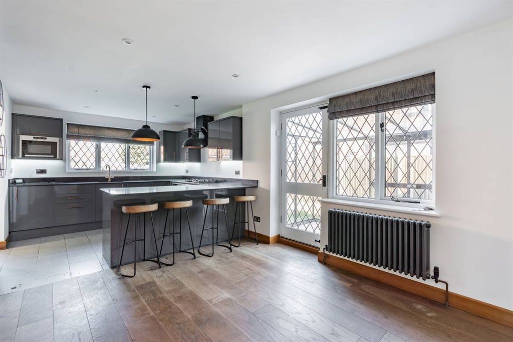 Property photo 3 of 33