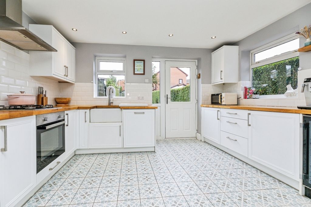 Property photo 2 of 24 Pbox-Kitchen-326971.Jpg