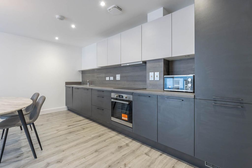 Property photo 3 of 10 Kitchen