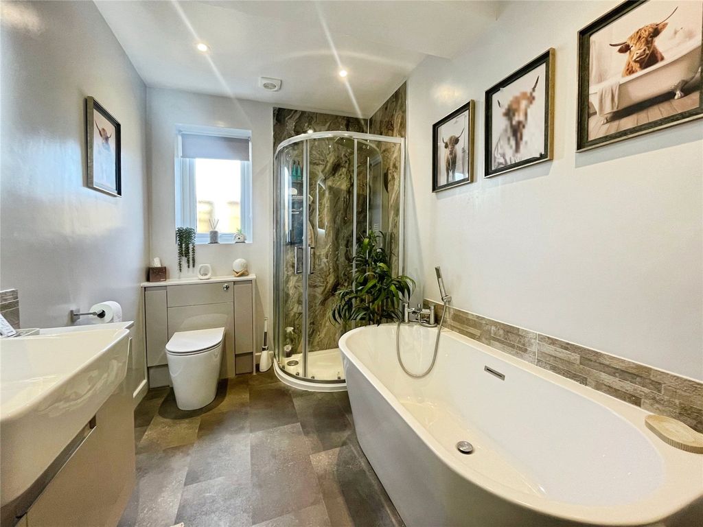 Property photo 3 of 11 Bathroom/Wc