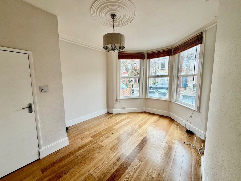 Property photo 3 of 10 Lounge