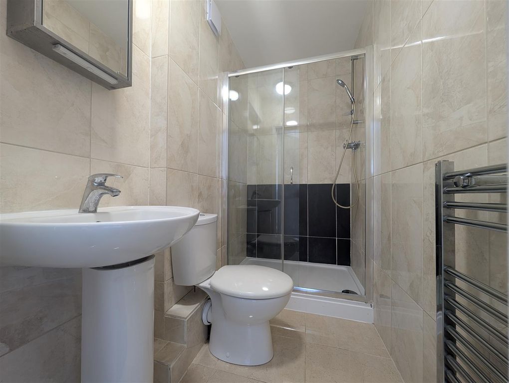 Property photo 3 of 6 Ensuite
