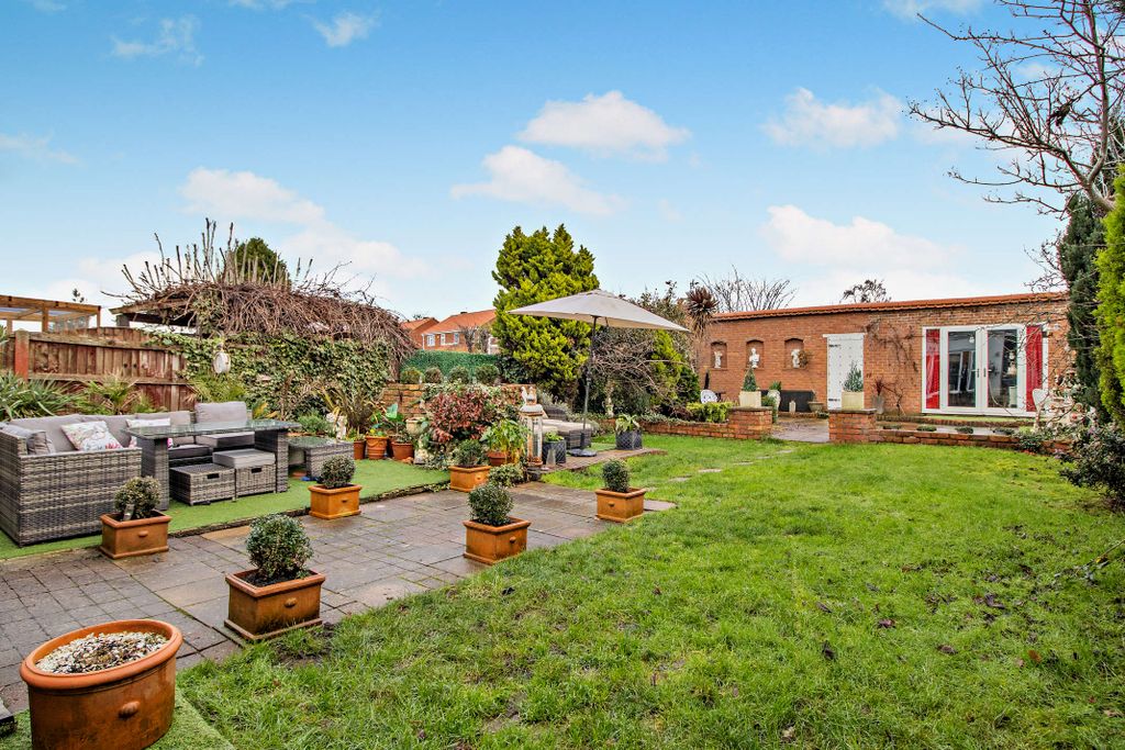 Property photo 2 of 25 8674124-Exterior02-800