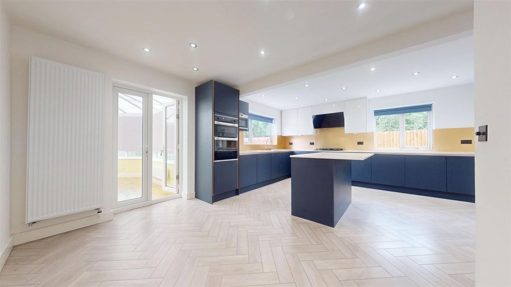 Property photo 3 of 33 Delph Hollow Way Kitchen