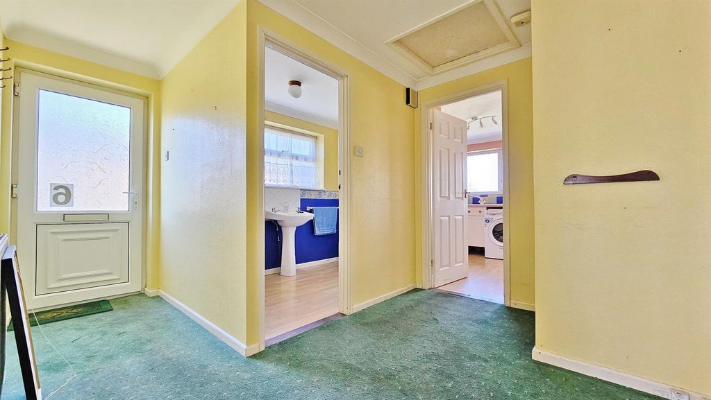 Property photo 3 of 14 Entrance Hall