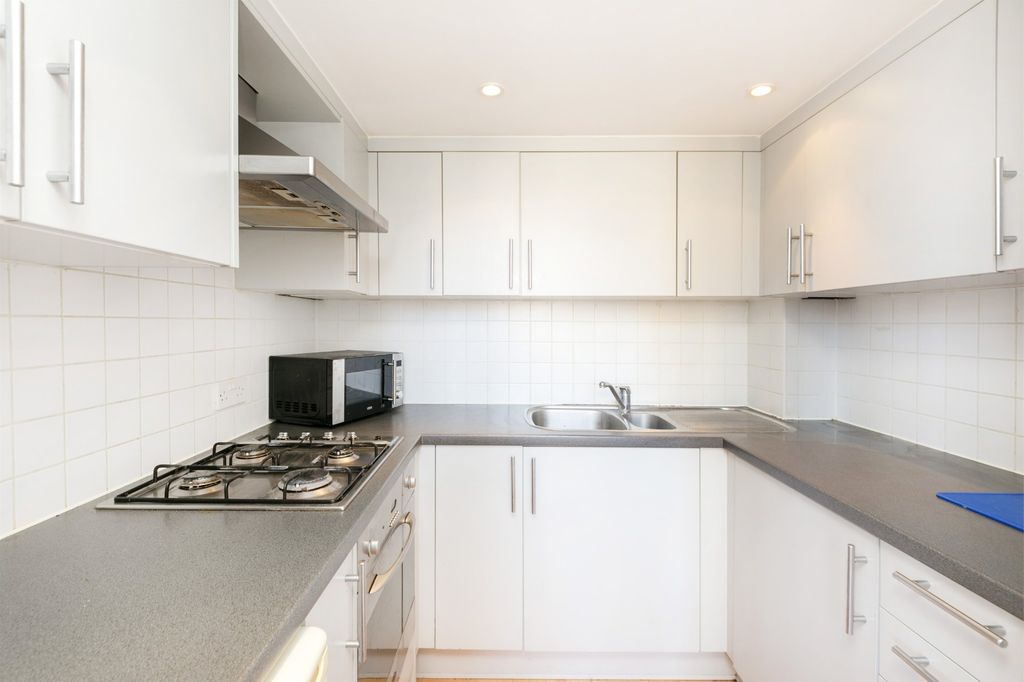 Property photo 3 of 7 Kitchen