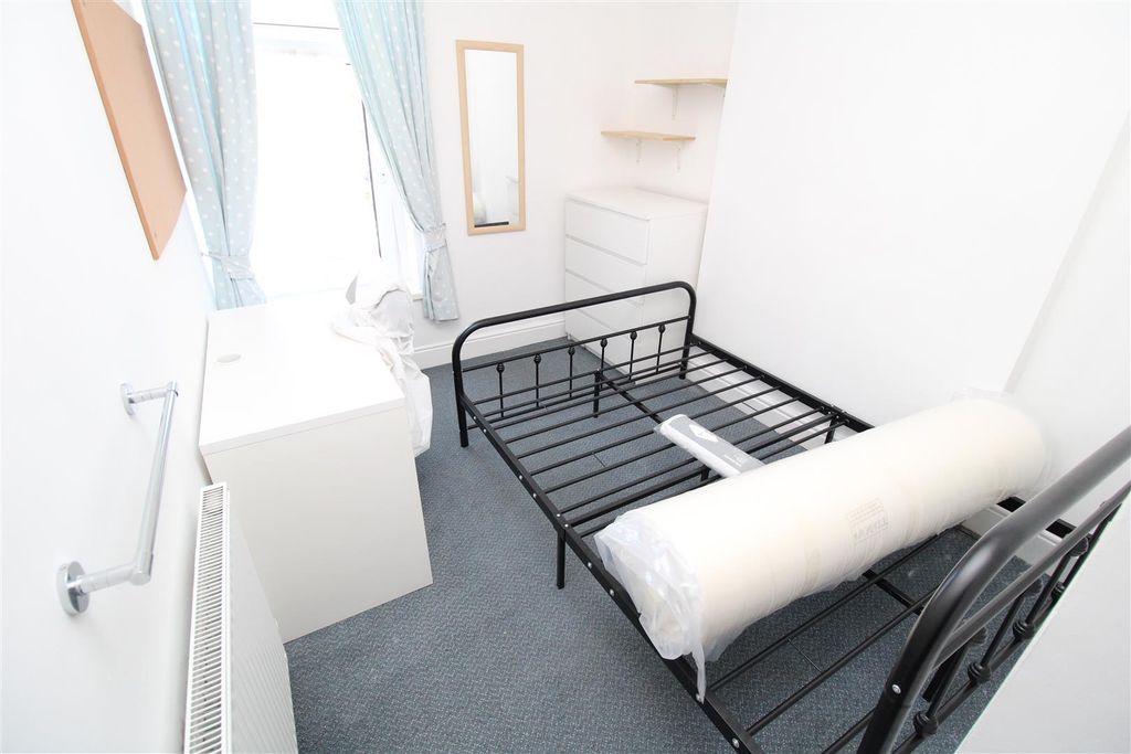 Property photo 3 of 10 Bright Double Bedroom With Ample Storage Space...