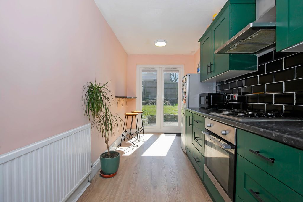 Property photo 3 of 28