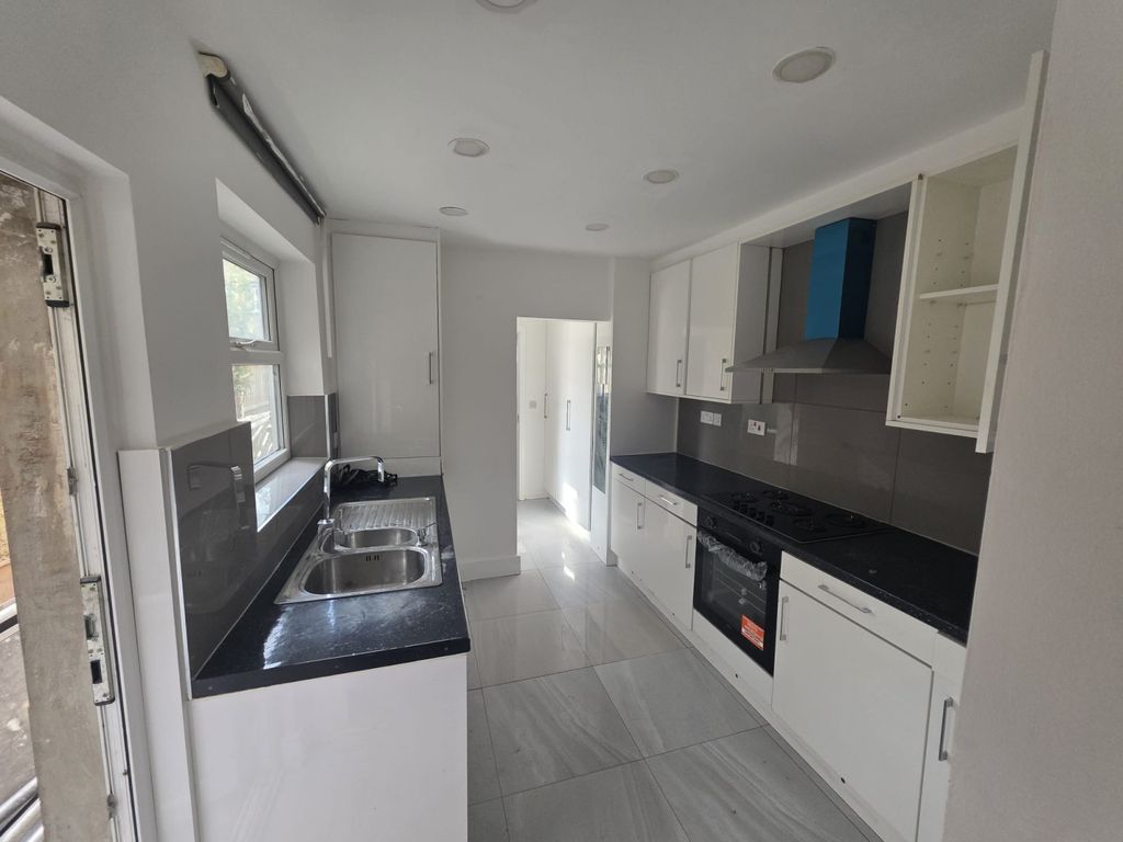 Property photo 1 of 18 Well Presented Three Bedroom Property In The Boarder Of Hayes And West Drayton