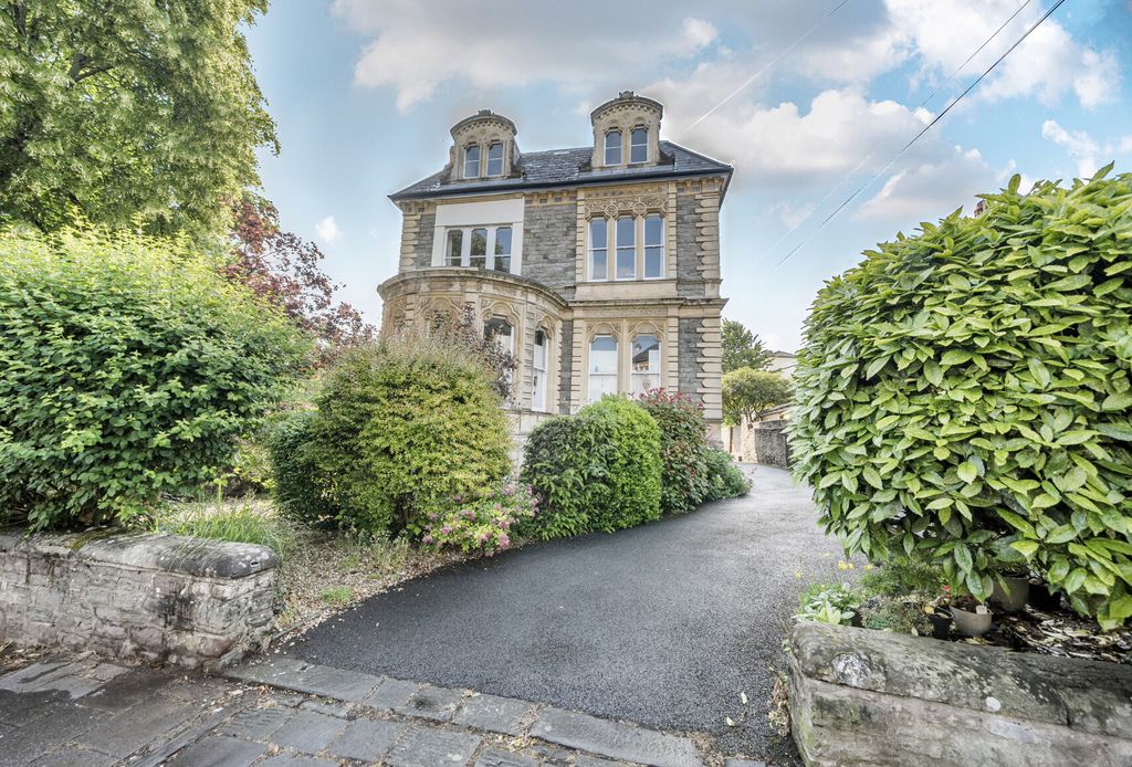 Property photo 2 of 12 1306236-2-6842Aa0...