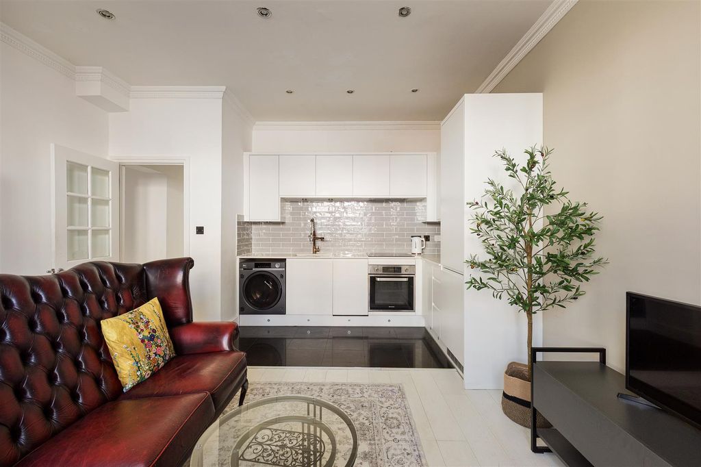 Property photo 3 of 31 Ferndale Avenue, E17