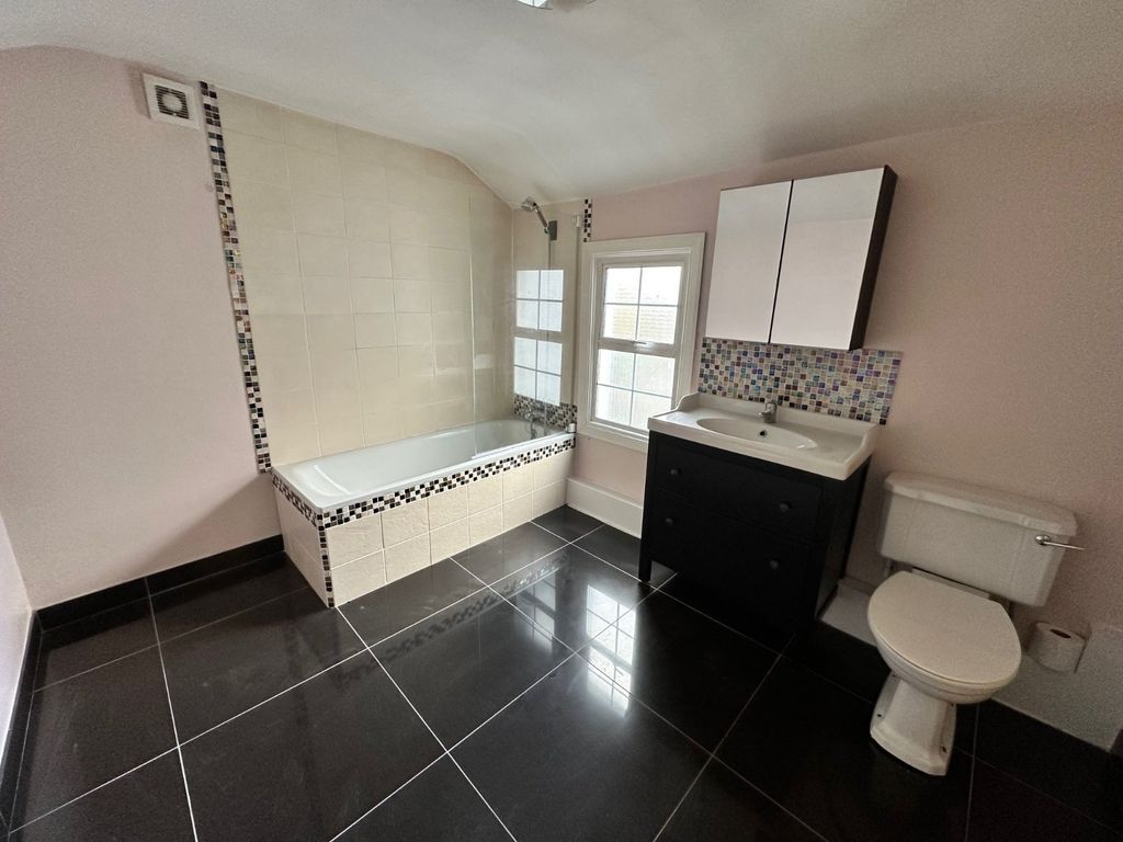 Property photo 2 of 11 Bathroom