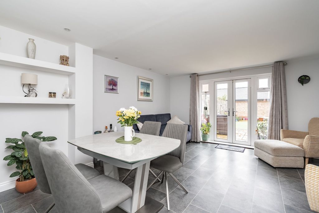 Property photo 2 of 27